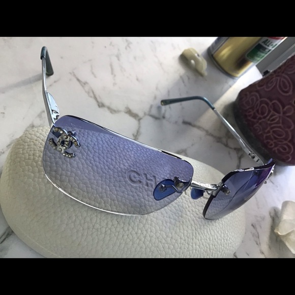 Vintage blue CHANEL SUNGLASSES - Picture 4 of 4